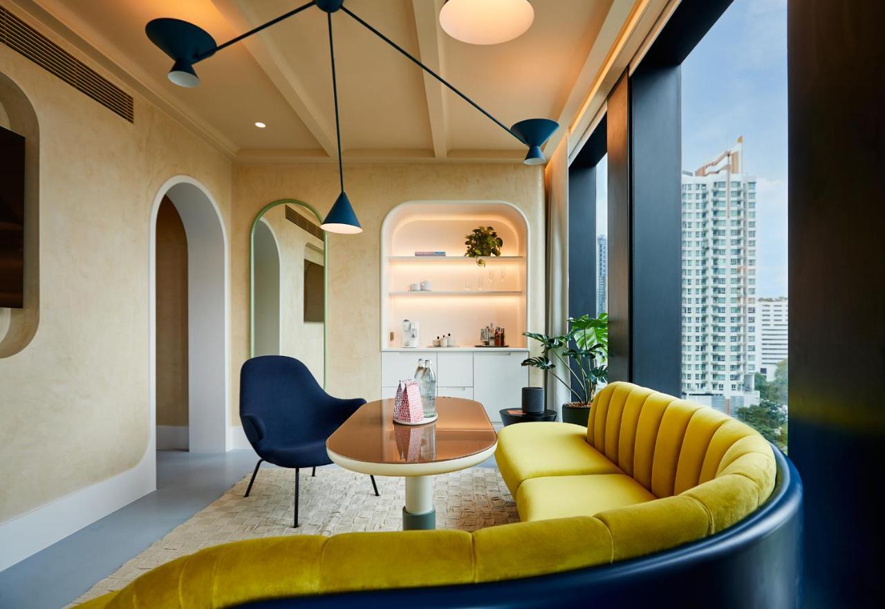The Standard, Bangkok Mahanakhon Bagian luar foto The living room of a three-bedroom apartment at The Landmark