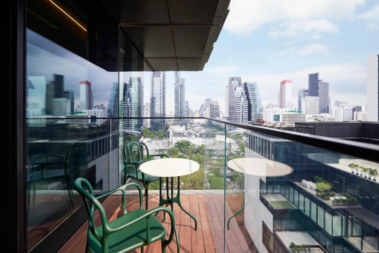 The Standard, Bangkok Mahanakhon Bagian luar foto A balcony in Bangkok, Thailand