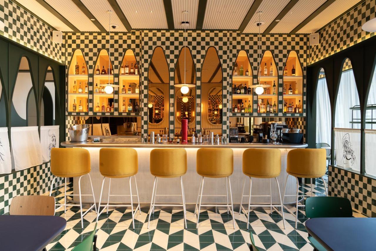 The Standard, Bangkok Mahanakhon Bagian luar foto The bar at the restaurant