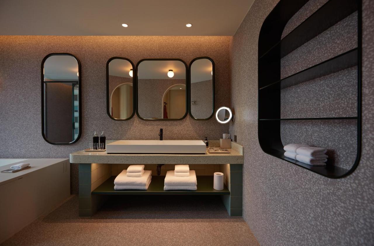 The Standard, Bangkok Mahanakhon Bagian luar foto Bathroom