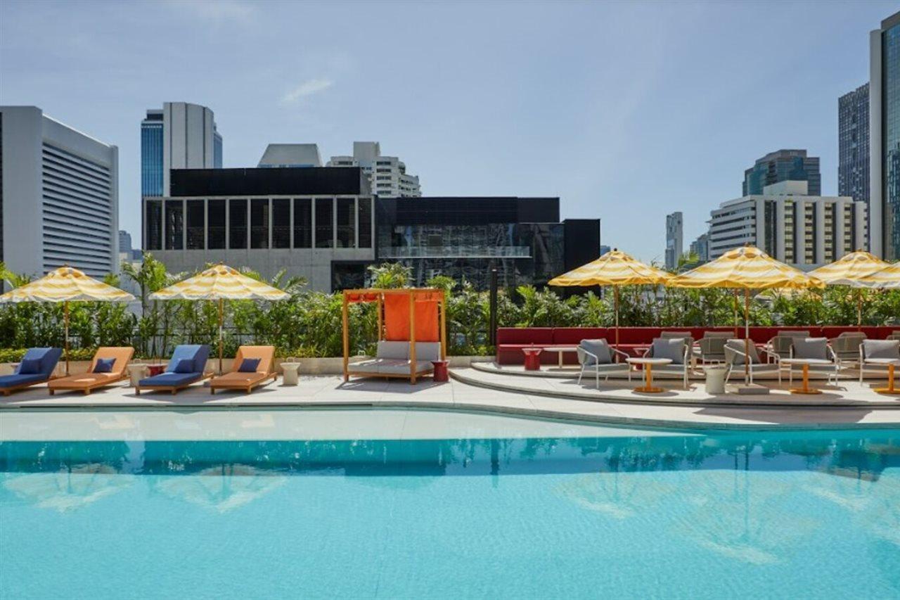The Standard, Bangkok Mahanakhon Bagian luar foto The rooftop pool at the hotel