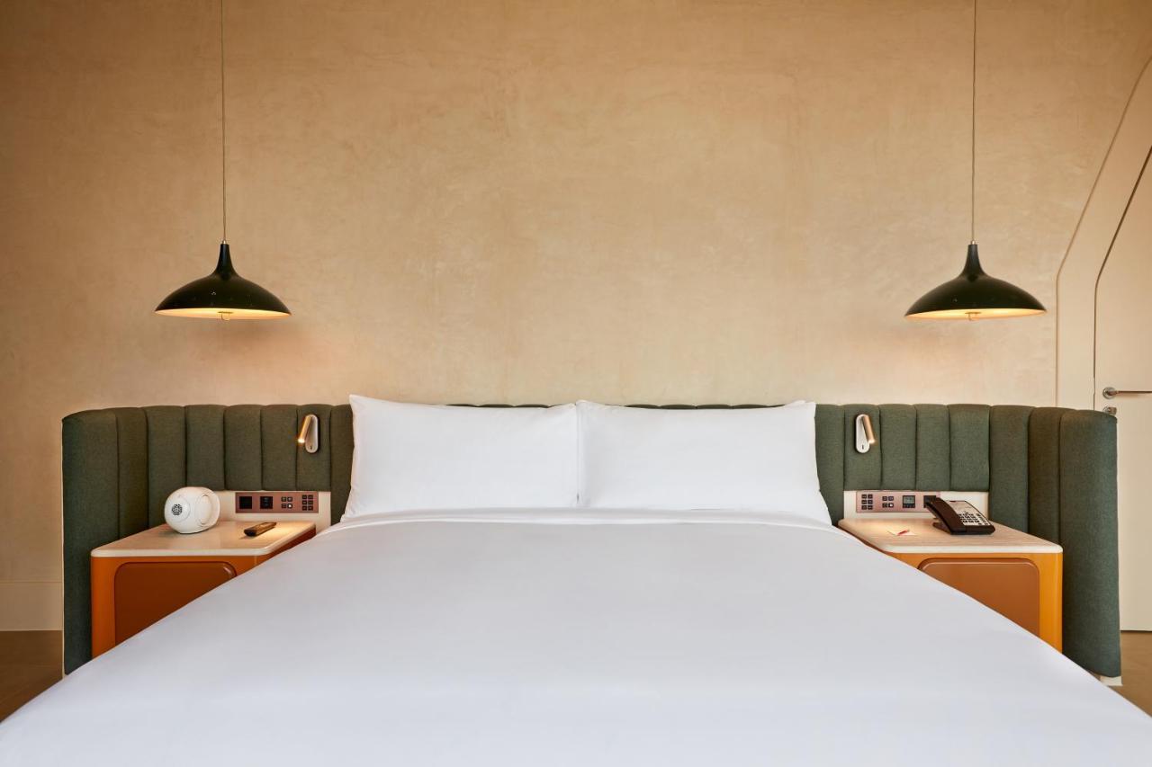 The Standard, Bangkok Mahanakhon Bagian luar foto A bedroom at the hotel
