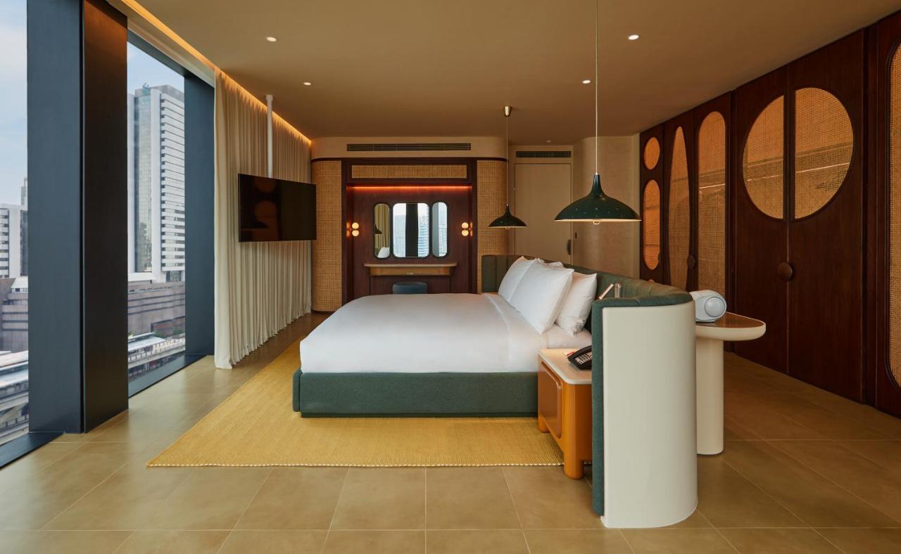 The Standard, Bangkok Mahanakhon Bagian luar foto A bedroom at the hotel