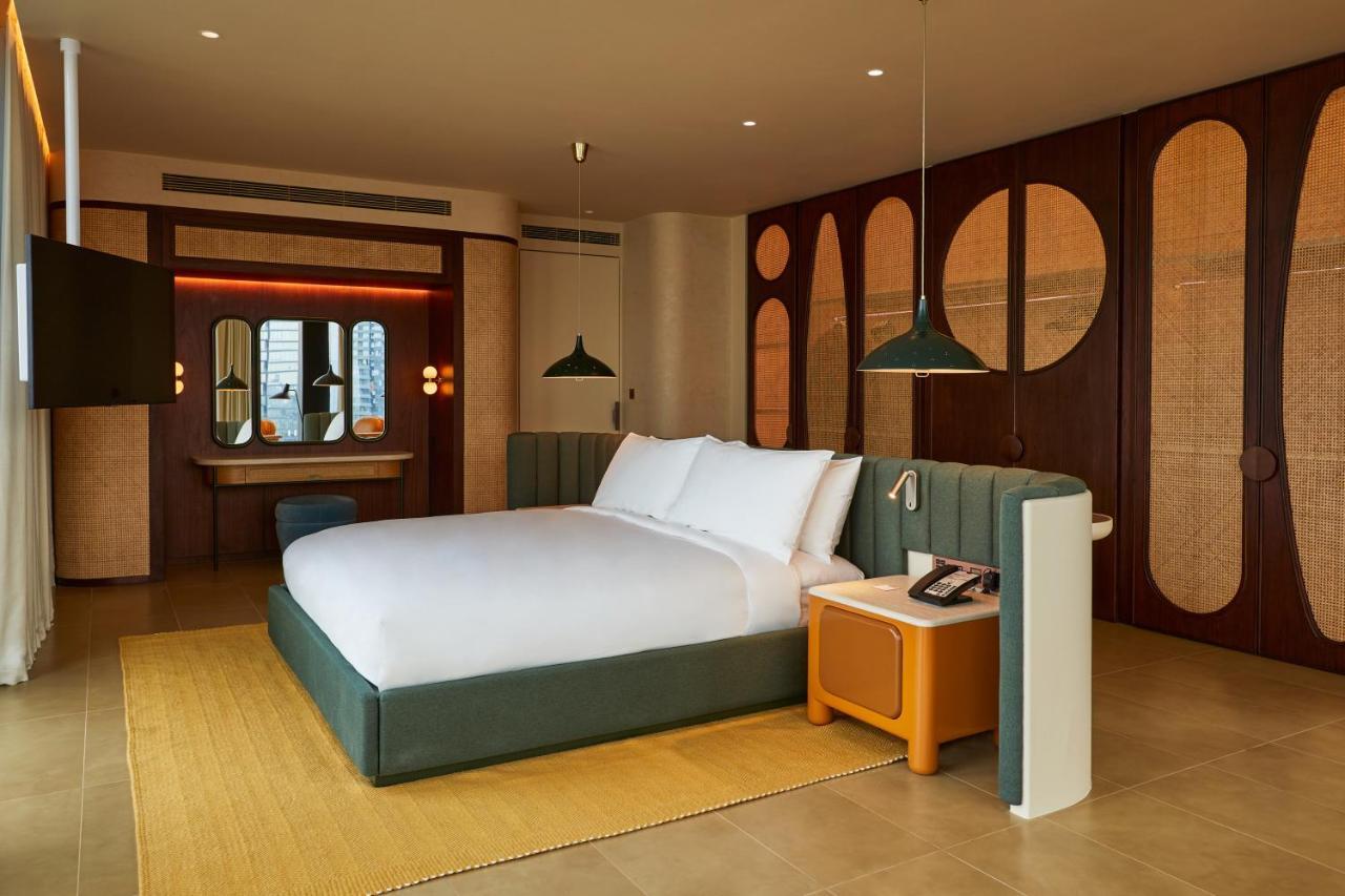 The Standard, Bangkok Mahanakhon Bagian luar foto A bedroom at the hotel