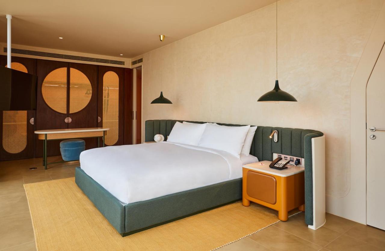 The Standard, Bangkok Mahanakhon Bagian luar foto A bedroom at the hotel