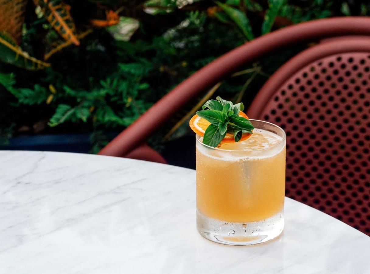 The Standard, Bangkok Mahanakhon Bagian luar foto A whiskey sour